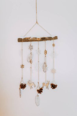 Yeni yıl için Noel ağacı ve oyuncaklar. Sıcak renklerde ve şömineli Noel dekoru.. 