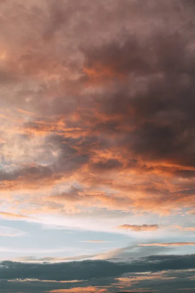 Egyenletes Háttér Képernyővédnek Rózsaszín Kék Szelíd Felhők Naplementekor — Stock Fotó