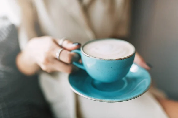 Cafetería Atmosférica Platos Elegantes Taza Café Caliente Las Manos Una — Foto de Stock