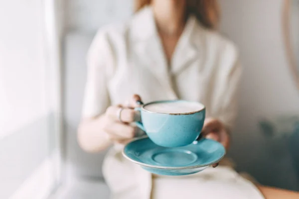 Cafetería Atmosférica Platos Elegantes Taza Café Caliente Las Manos Una — Foto de Stock