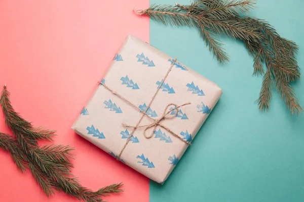 ピンクと緑の二重の背景にボックスのセット リボン付きクラフトパッケージの贈り物 — ストック写真