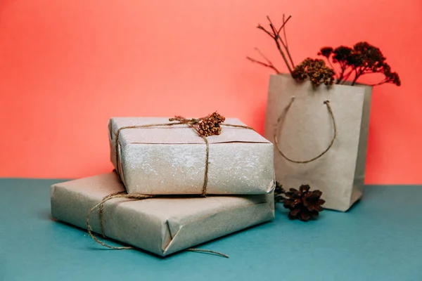 Conjunto Cajas Sobre Fondo Doble Rosa Verde Regalos Embalaje Kraft —  Fotos de Stock