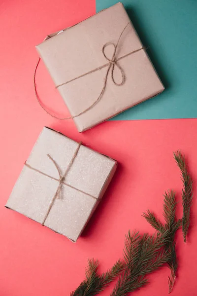 ピンクと緑の二重の背景にボックスのセット リボン付きクラフトパッケージの贈り物 — ストック写真