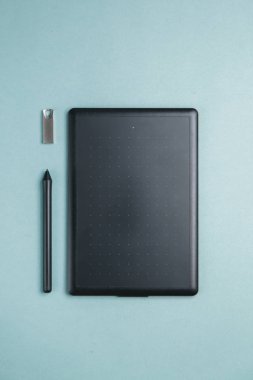 Tablet, kamera ve dizüstü bilgisayarı olan düz bir ev. Fotoğrafçının parlak bir arkaplan üzerindeki minimalist düzeni. 