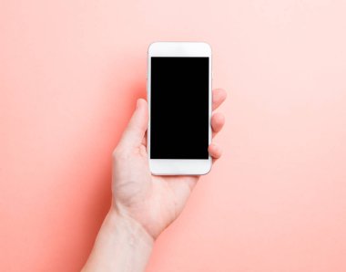 Fotoğrafçının minimalist çizimi. Pembe arka planda telefonla.. 