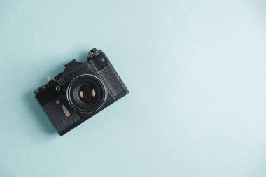 Fotoğrafçının minimalist çizimi. Parlak arkaplandaki Retro kamera. 