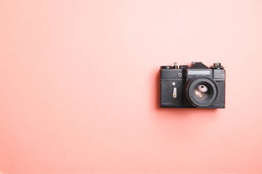 Fotoğrafçının minimalist çizimi. Parlak arkaplandaki Retro kamera. 
