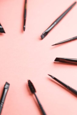 Makyaj fırçalı deri çanta. Bir çift siyah kaş fırçası.. 