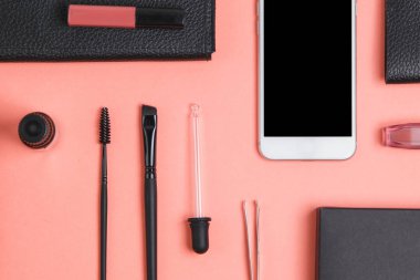 Minimalizmde pembe arka planda düz çizgi. Kaşlar için kozmetik ve fırça blogçusu. 