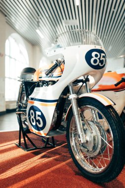 Spor bisikletleri kürsüde. Müzede eski motosikletlerin sergilenmesi. 