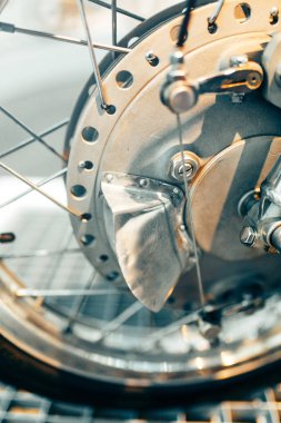 Sergi bisikletindeki metal yapılar. Müzedeki retro motorsikletin detayları.. 