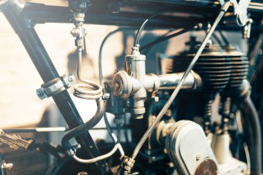 Müzedeki motorun ve metal yapıları. 20. yüzyılın eski bir motorsikletinin detayları.. 