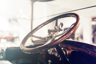 Farlar, direksiyon simidi ve müzede cilalanan araba. 20. yüzyılın eski bir eski arabasının detayları.. 