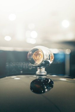 Farlar, direksiyon simidi ve müzede cilalanan araba. 20. yüzyılın eski bir eski arabasının detayları.. 