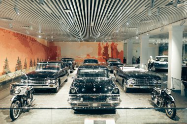 Eski pahalı arabalarla ayakta duruyor. 20. yüzyılın müzesinde eski araba sergisi. 