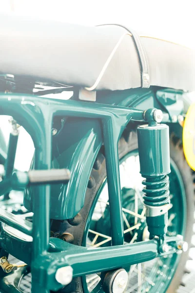 展览自行车上的金属结构 博物馆内一辆复古摩托的详情 — 图库照片
