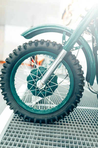 Sergi Bisikletindeki Metal Yapılar Müzedeki Retro Motorsikletin Detayları — Stok fotoğraf