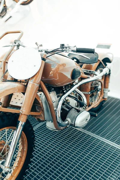 展览自行车上的金属结构 博物馆内一辆复古摩托的详情 — 图库照片