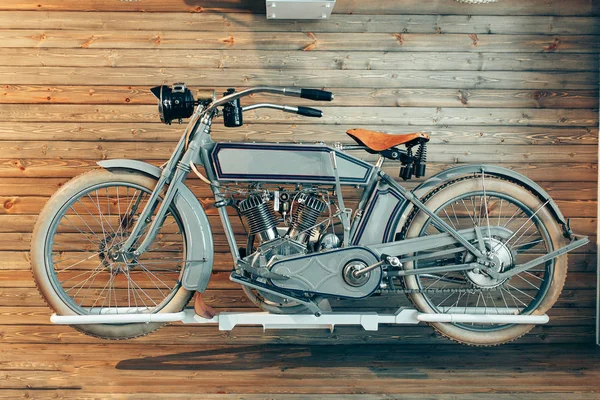 展台上有自行车 博物馆里的老式复古摩托车 — 图库照片