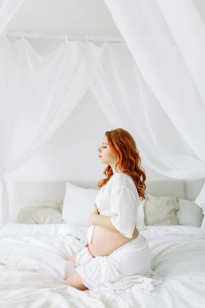 Mutlu Bir Bebek Bekliyorum Beyaz Yatakta Hamile Bir Kız — Stok fotoğraf