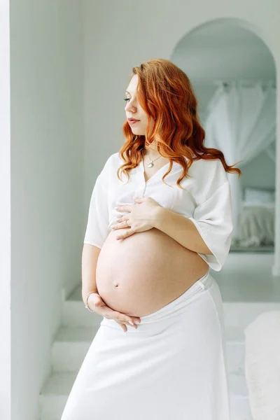 Esperando Bebé Feliz Con Vestido Tocador Chica Embarazada Estudio Tropical — Foto de Stock