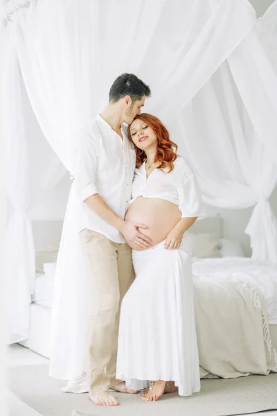 Těhotná Žena Náručí Posteli Šťastný Pár Čeká Dítě — Stock fotografie