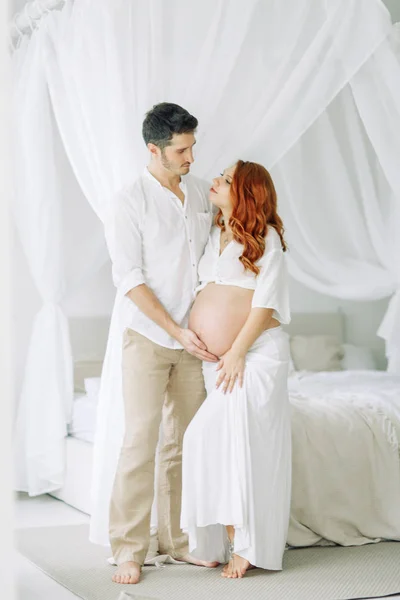 Schwangere Arm Auf Dem Bett Glückliches Paar Erwartet Ein Baby — Stockfoto