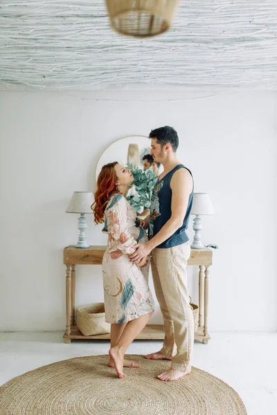 白い服を着た腕の中の妊婦 赤ちゃんを期待して幸せなカップル — ストック写真