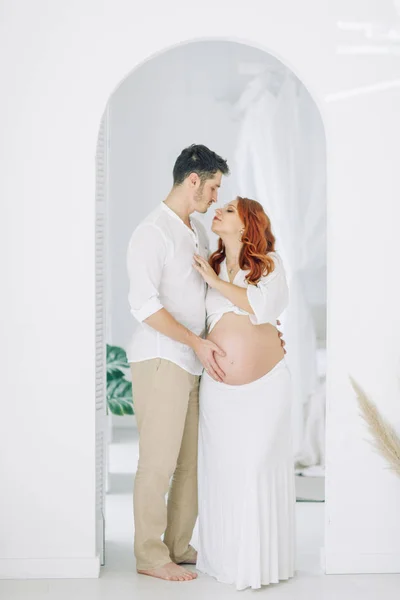Těhotná Žena Náručí Bílém Šťastný Pár Čeká Dítě — Stock fotografie