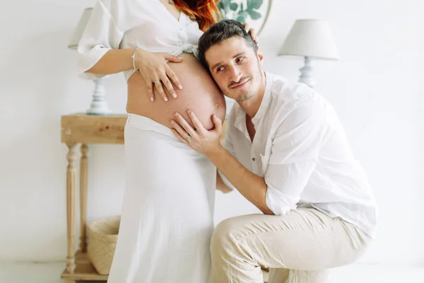 Schwangere Weißen Kleidern Glückliches Paar Erwartet Ein Baby — Stockfoto