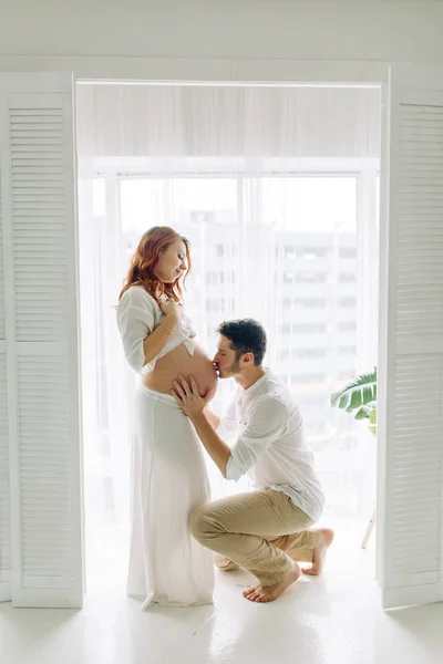 Schwangere Weißen Kleidern Glückliches Paar Wartet Auf Ein Tropisches Baby — Stockfoto