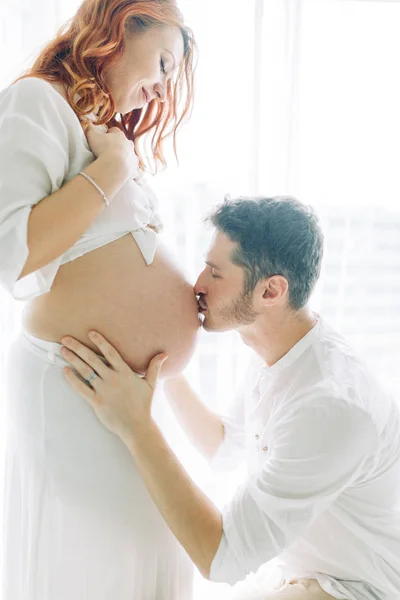 Schwangere Weißen Kleidern Glückliches Paar Wartet Auf Ein Tropisches Baby — Stockfoto