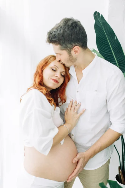 Schwangere Weißen Kleidern Glückliches Paar Erwartet Ein Baby — Stockfoto