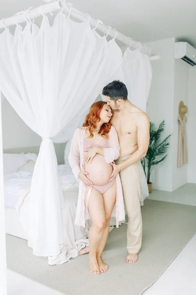 Schwangere Weißen Kleidern Glückliches Paar Wartet Auf Ein Tropisches Baby — Stockfoto