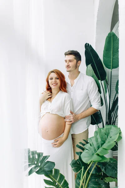 Mujer Embarazada Brazos Con Ropa Blanca Pareja Feliz Esperando Bebé — Foto de Stock