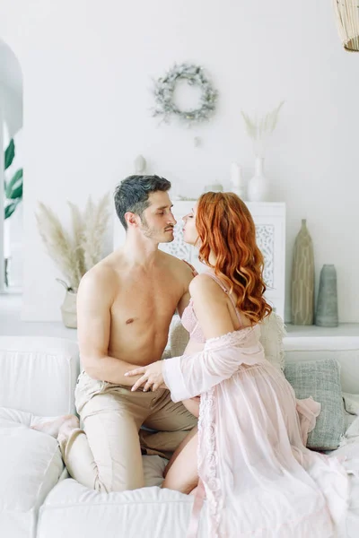 Mulher Grávida Nos Braços Roupas Brancas Casal Feliz Esperando Por — Fotografia de Stock