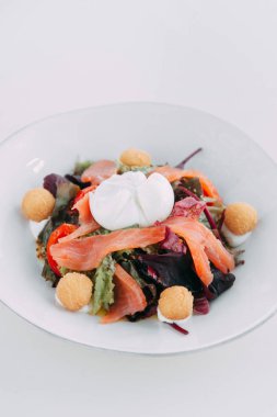  Krem peynir ve kızarmış patates. Restoranda salata servis ediliyor. Tuzlu somonlu salata. Taze bitkiler dilimleniyor..