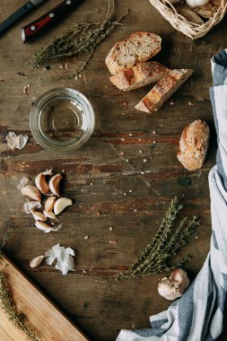 Bir dilim ekmek. Yemek yapmak için gerekli malzemeler. Ahşap arka plan ve ekmek. İmzalar için boş boşluk. 