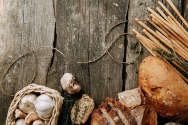 Bir dilim ekmek. Yemek yapmak için gerekli malzemeler. Ahşap arka plan ve ekmek. İmzalar için boş boşluk. 