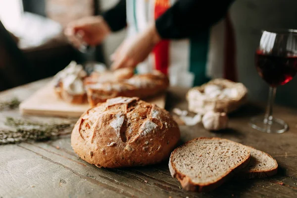 Ein Laib Roggenweizenbrot Frisch Gebackenes Brot Mädchenhände Und Kochen Cheftisch — Stockfoto