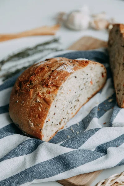 Cozinhar Alimentos Com Especiarias Pão Centeio Branco Pão Fresco Fatiado — Fotografia de Stock