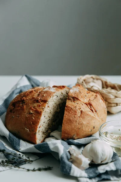 Kochen Mit Gewürzen Ein Laib Roggenweizenbrot Scheiben Frisches Brot Auf — Stockfoto