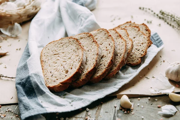 Часник Чебрець Випічкою Хліб Білого Житнього Хліба Нарізаний Хліб Дерев — стокове фото