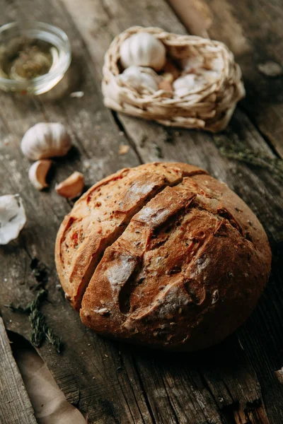 Auf Einem Handtuch Mit Knoblauch Und Backen Ein Laib Roggenweizenbrot — Stockfoto