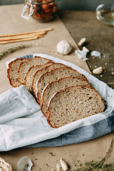 Часник Чебрець Випічкою Хліб Білого Житнього Хліба Нарізаний Хліб Дерев — стокове фото