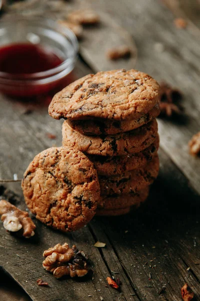 Backen Auf Flachem Holzboden Haferflockenplätzchen Mit Marmelade Croissants Mit Himbeermarmelade — Stockfoto