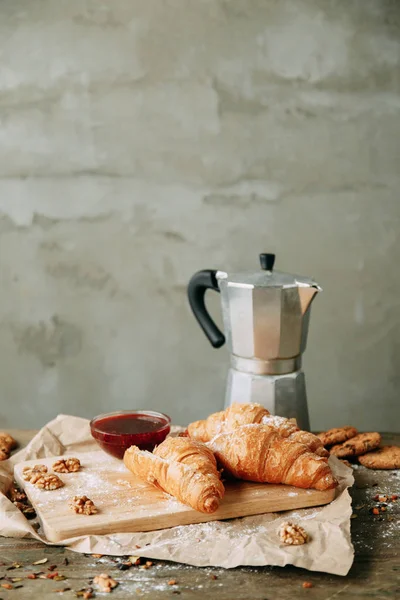 Cafeteira Vida Tranquila Com Sobremesas Croissants Com Geléia Framboesa Doces — Fotografia de Stock