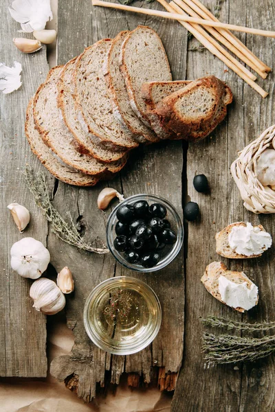 Brot Und Knoblauch Scheiben Geschnitten Auf Einem Holzuntergrund Oliven Einer — Stockfoto