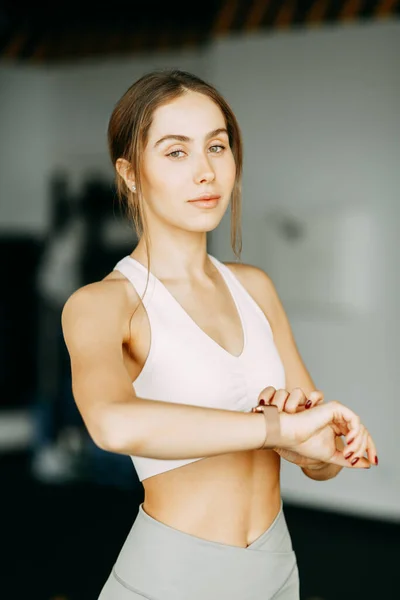 Stands Workout Watch Portrait Sports Girl Gym Beautiful White Girl — Stok fotoğraf