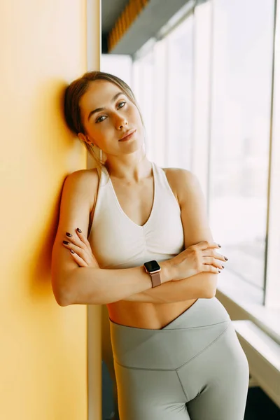 Stands Workout Watch Portrait Sports Girl Gym Beautiful White Girl — Stockfoto